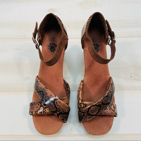 Dawgs NWOT Vegan Snakeskin Print Ankle Strap Wedge Sandals Sz 8 Brown - Picture 3 of 10